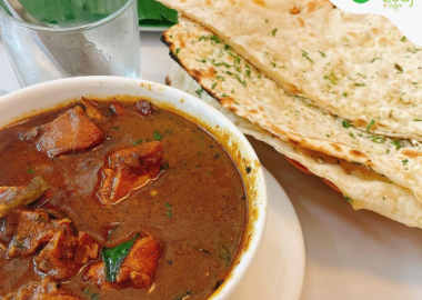 Chicken Varutha Curry & Garlic Naan