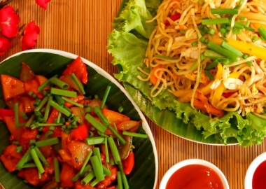 EGG NOODLES & CHILLI CHICKEN DRY